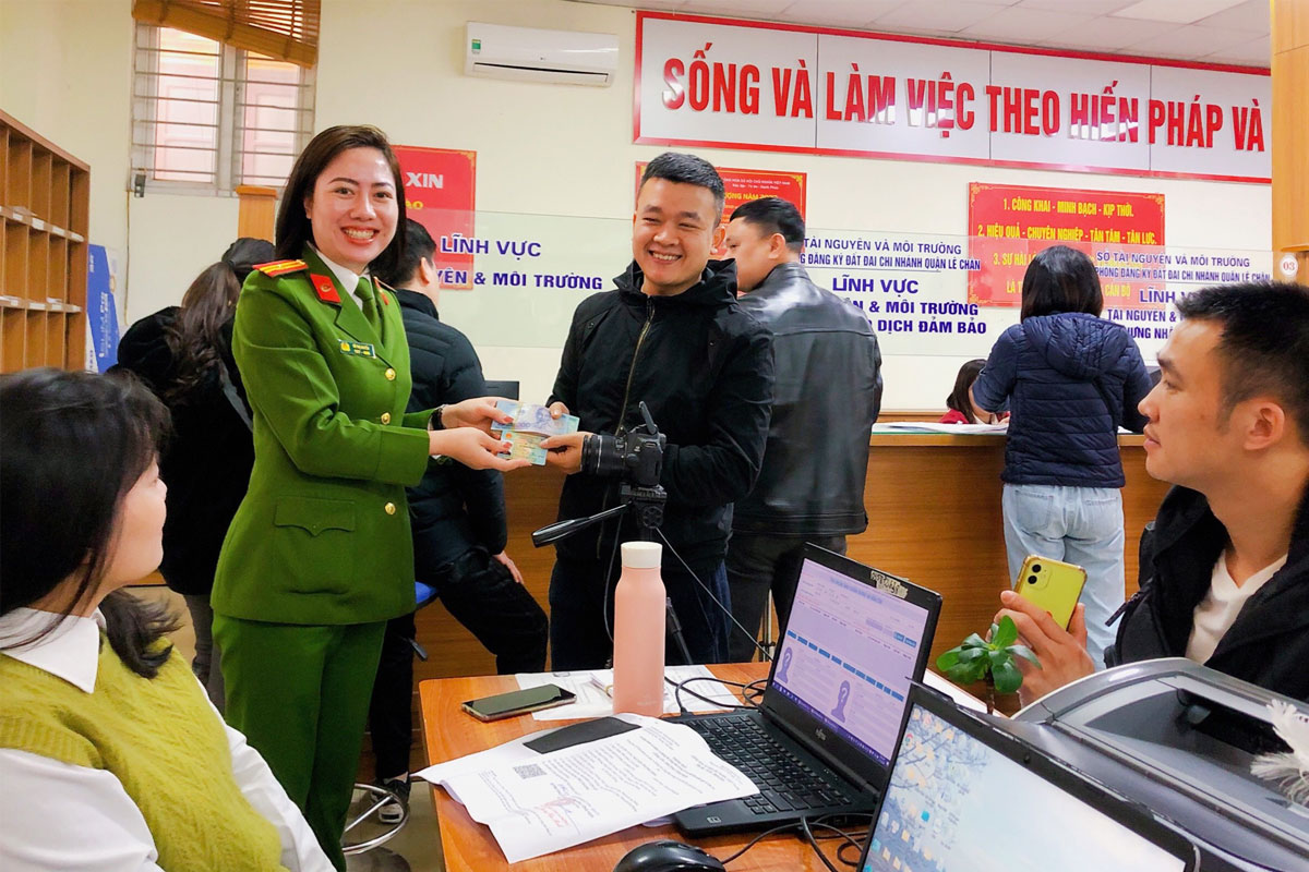 Cán bộ Công an quận Lê Chân nhặt được của rơi trả lại người bị mất